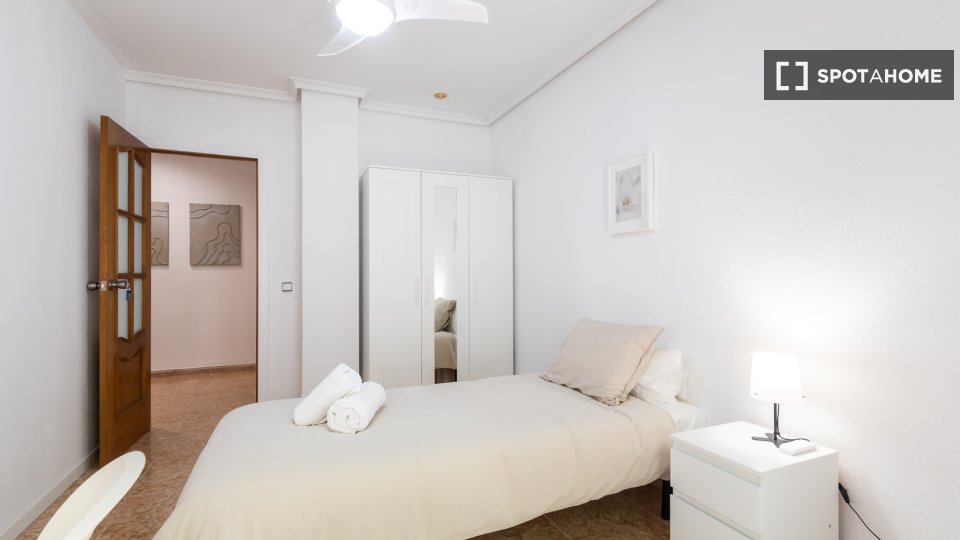 Double room Valencia, 6 beds, 100m² — photo 10