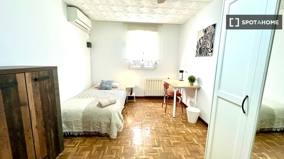 Double room Madrid, 3 beds — photo 17