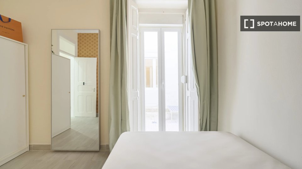 Double room Lisbon, 5 beds — photo 14