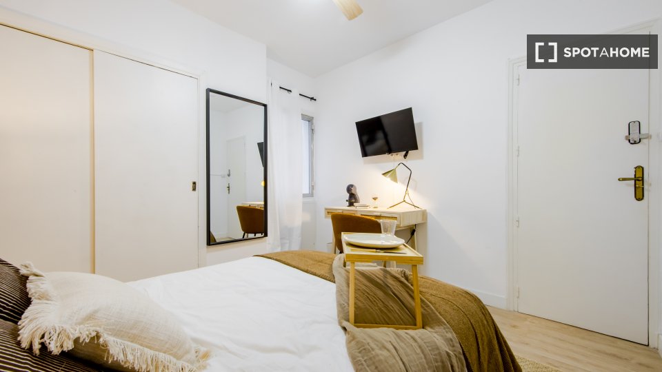 Double room Madrid, 6 beds, 110m² — photo 1