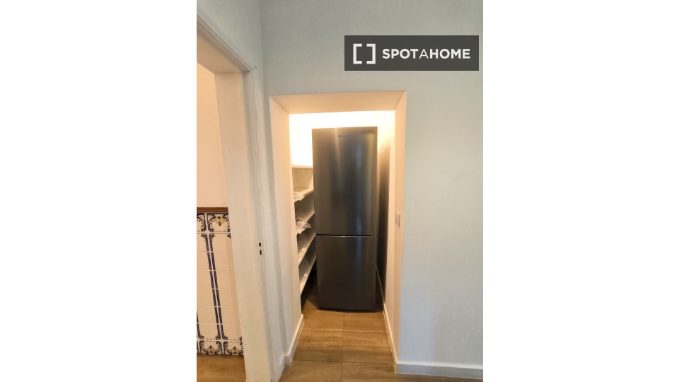 Apartment Lisbon, 2 beds, 105m² — photo 11