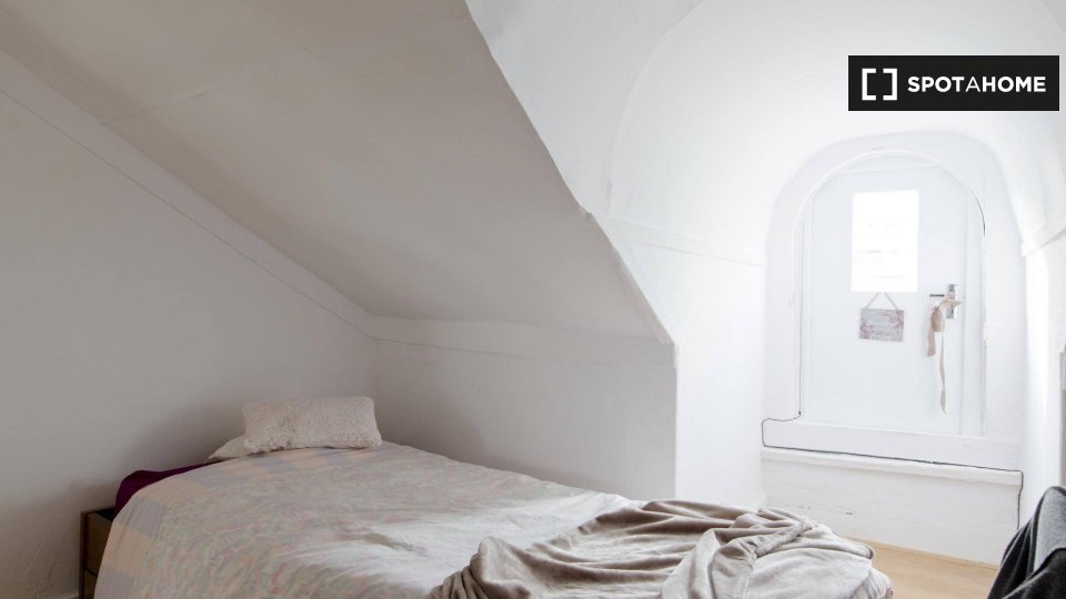 Double room Lisbon, 4 beds — photo 12