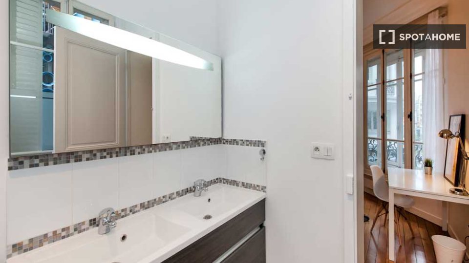 Double room Paris, 4 beds, 80m² — photo 9