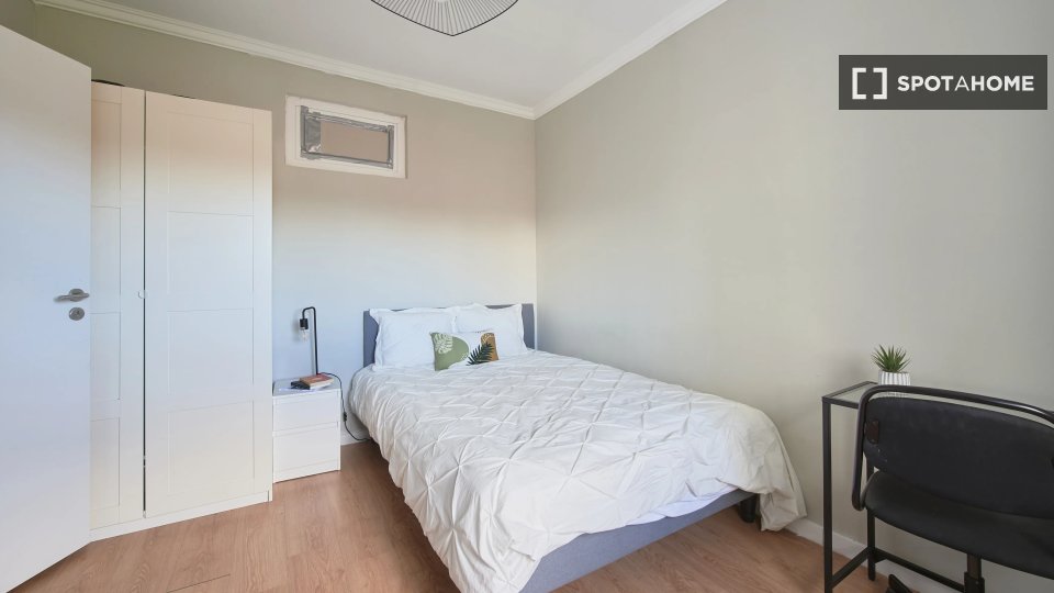 Double room Lisbon, 4 beds — photo 12