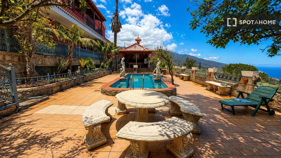 Apartment Santa_Cruz_De_Tenerife, 4 beds, 400m² — photo 1