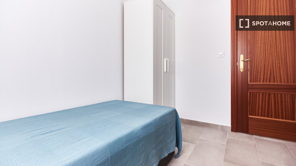 Double room Seville, 3 beds — photo 16