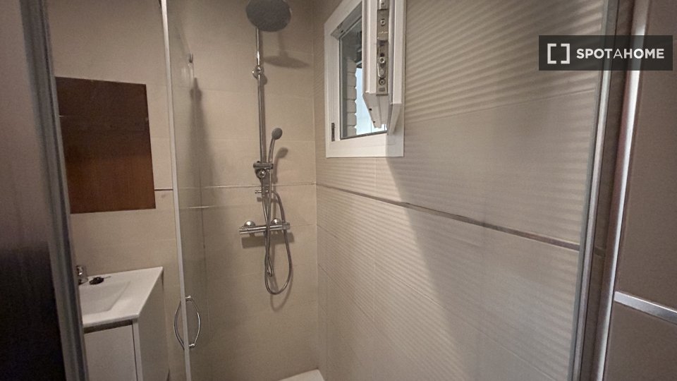 Double room Madrid, 5 beds, 20m² — photo 9