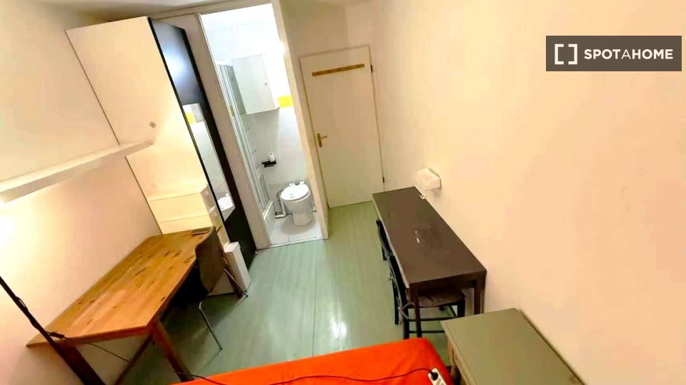 Double room Paris, 3 beds, 14m² — photo 2