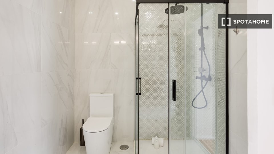 Apartment Lisbon, 2 beds, 108m² — photo 2