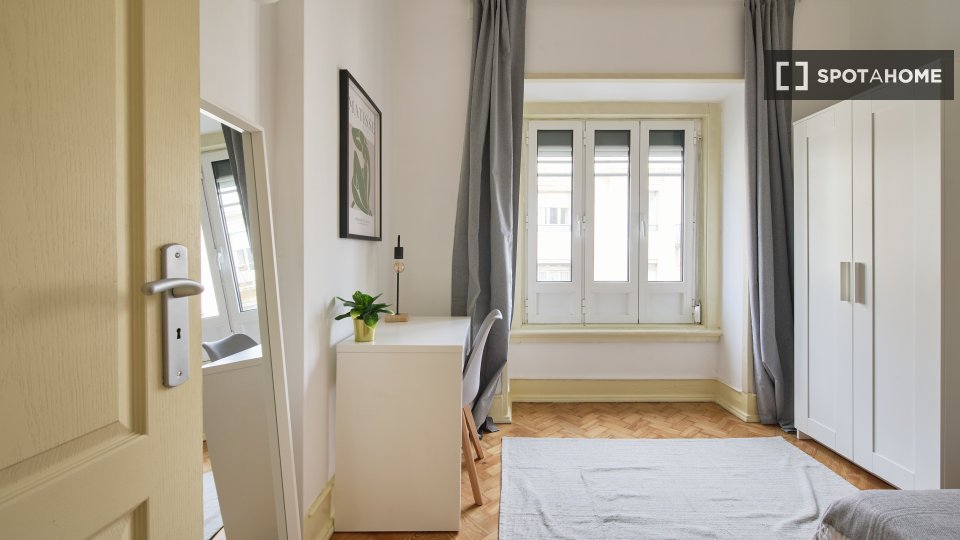 Double room Lisbon, 5 beds — photo 11