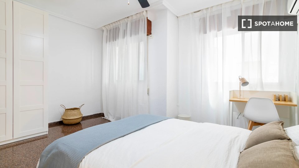 Double room Alicante, 3 beds — photo 2