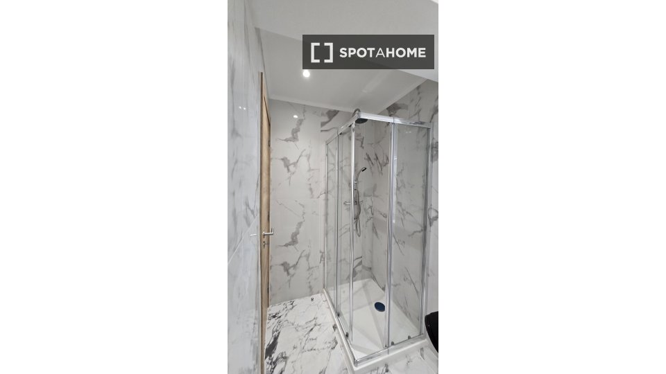 Double room Lisbon, 5 beds, 130m² — photo 18
