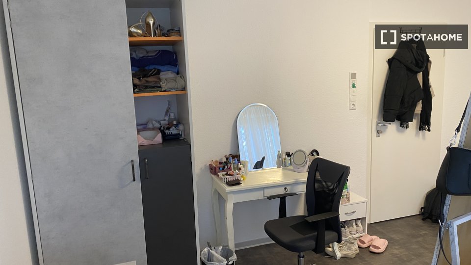 Double room Stuttgart, 1 bed, 18m² — photo 1