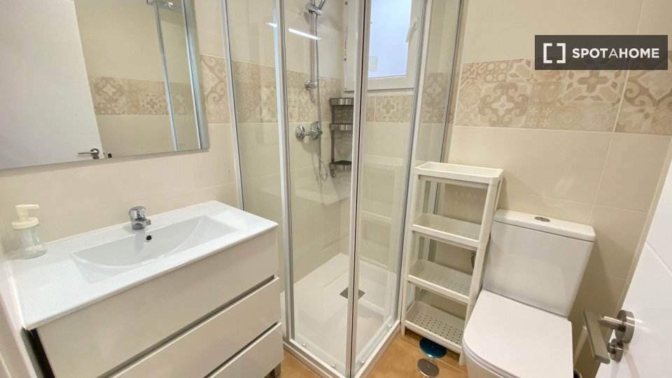 Double room Madrid, 4 beds — photo 32