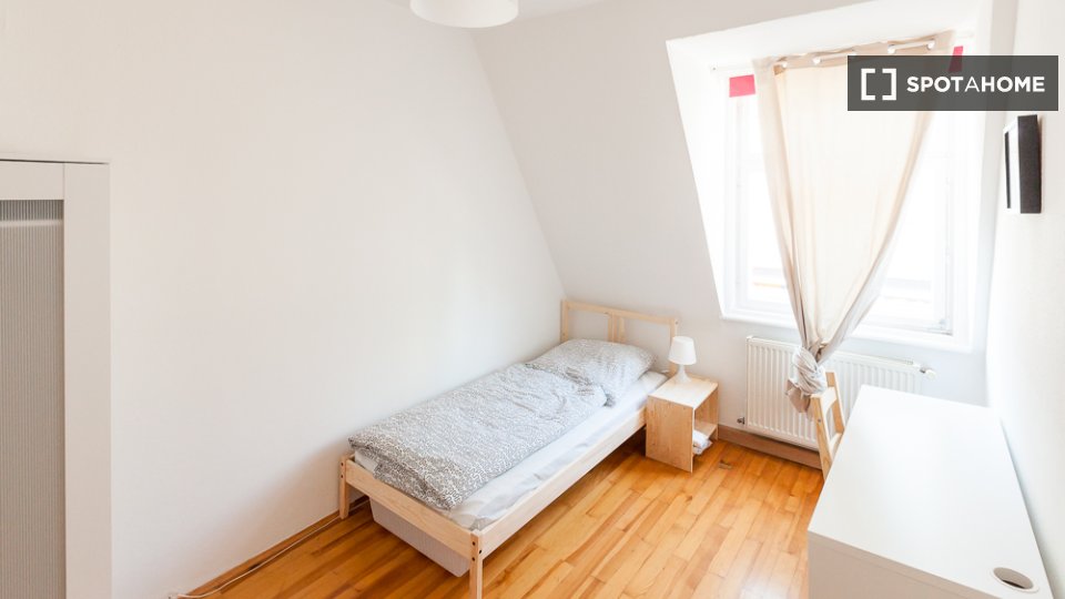 Double room Munich, 4 beds, 82m² — photo 11