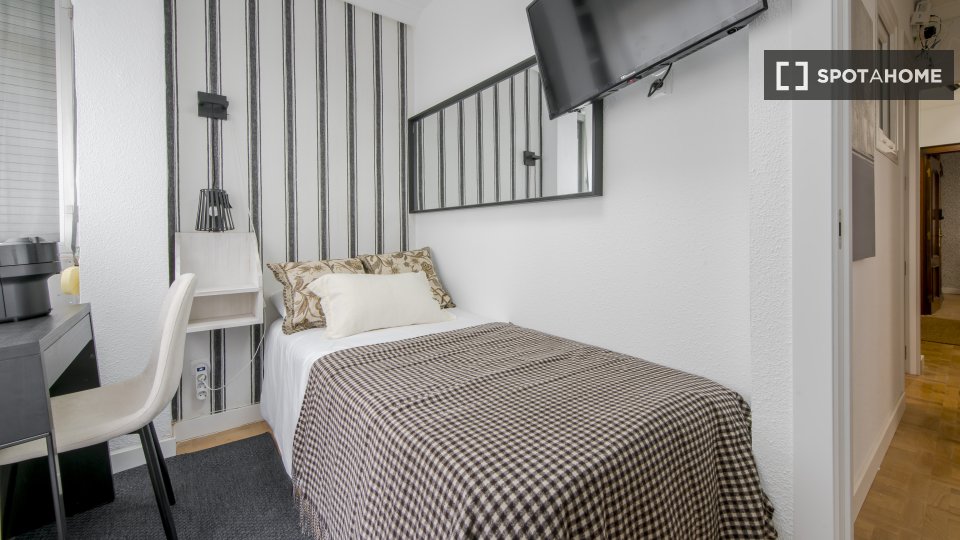 Double room Madrid, 5 beds — photo 8