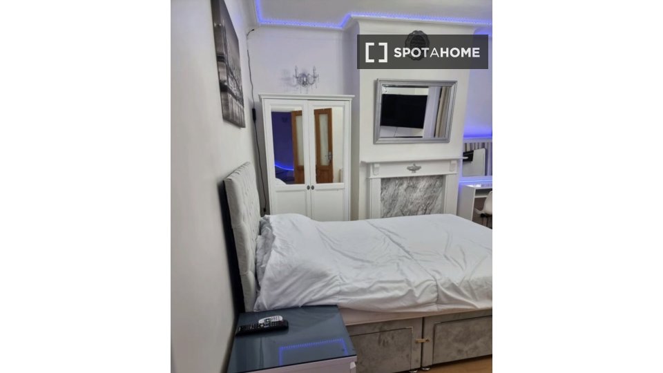 Double room London, 3 beds — photo 1