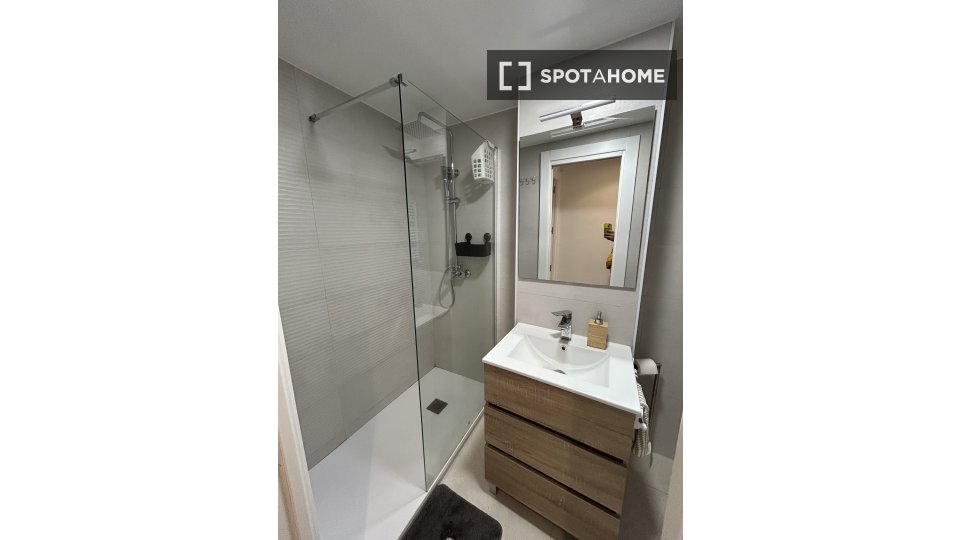 Double room Madrid, 3 beds — photo 17