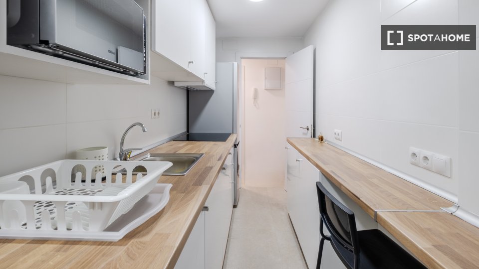 Double room Madrid, 3 beds — photo 25