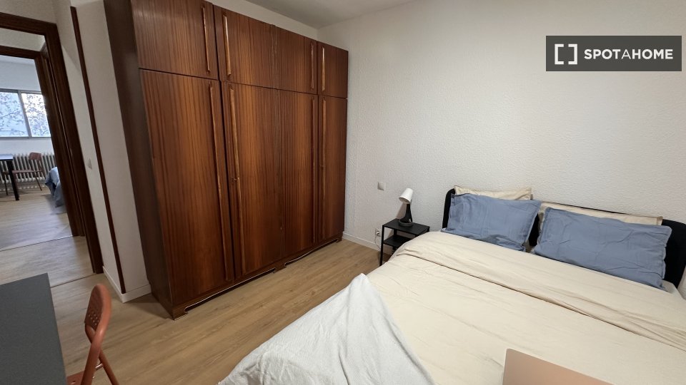 Double room Madrid, 5 beds, 110m² — photo 3
