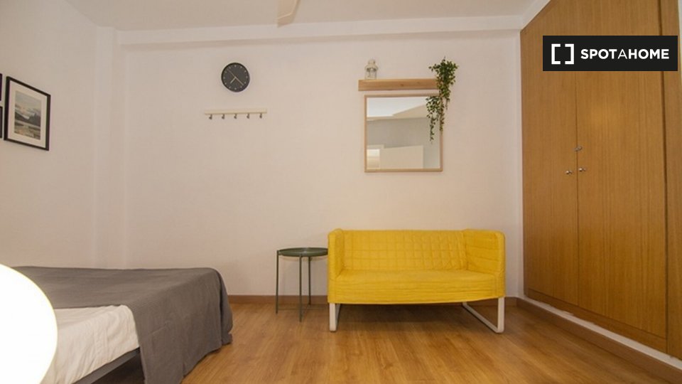 Double room Valencia, 3 beds, 90m² — photo 1