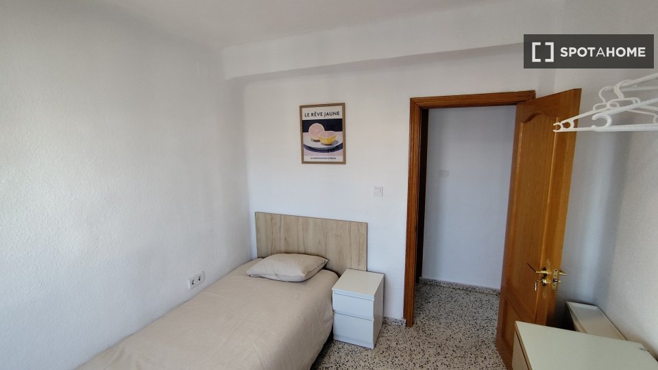 Se alquila habitación compartida en Miraflores de los Ángeles, Málaga.