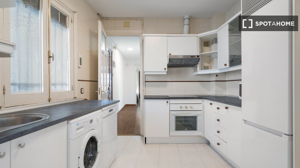 Double room Madrid, 5 beds, 102m² — photo 19