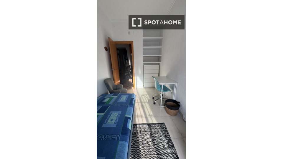 Double room Valencia, 3 beds, 70m² — photo 8