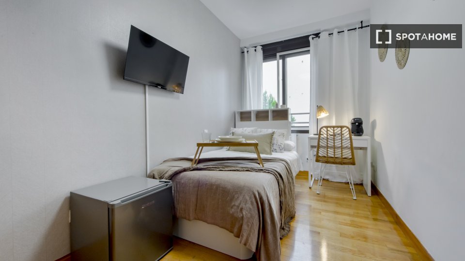 Camera in affitto in un appartamento con 5 camere da letto ad Almendrales. - a Madrid