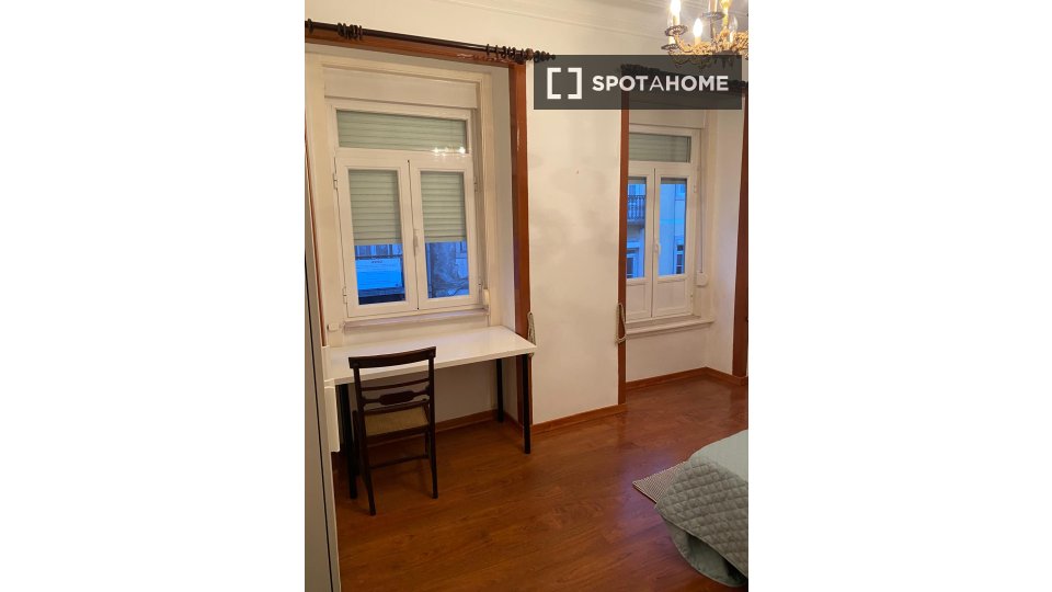 Double room Lisbon, 3 beds, 70m² — photo 2