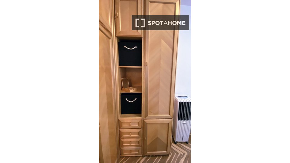 Habitación en piso compartido en alquiler en Almagro, Madrid.