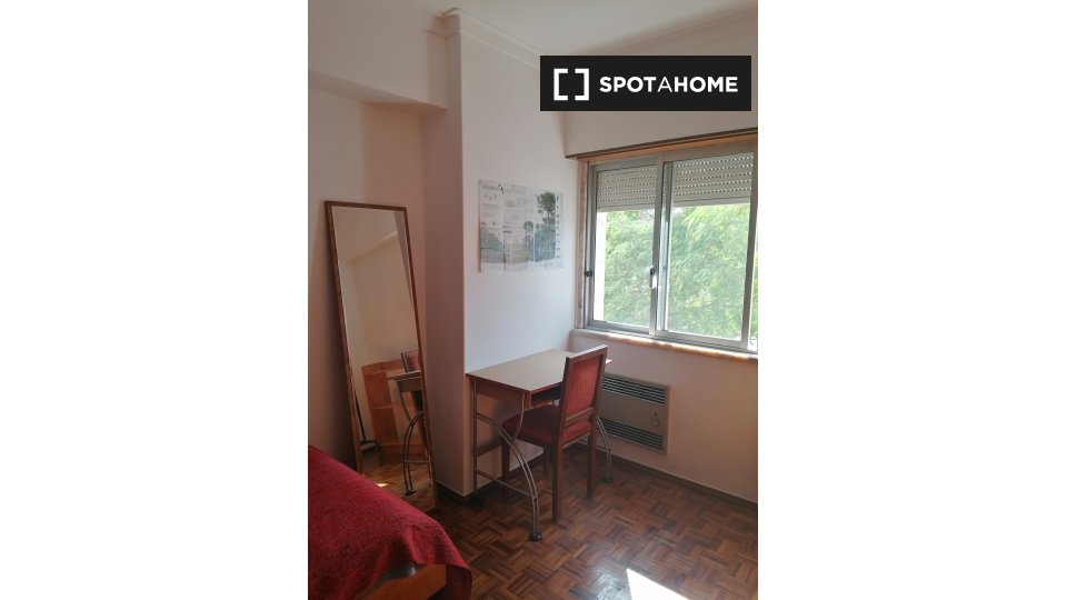 Double room Lisbon, 3 beds, 120m² — photo 4