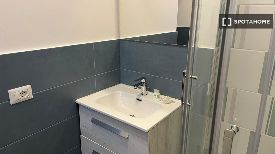Double room Rome, 3 beds, 90m² — photo 12