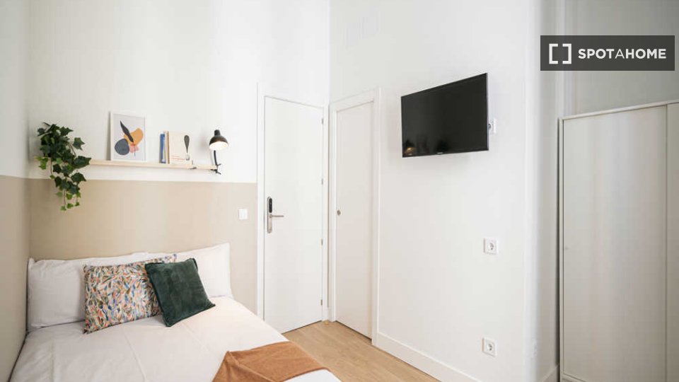 Double room Madrid, 16 beds — photo 44