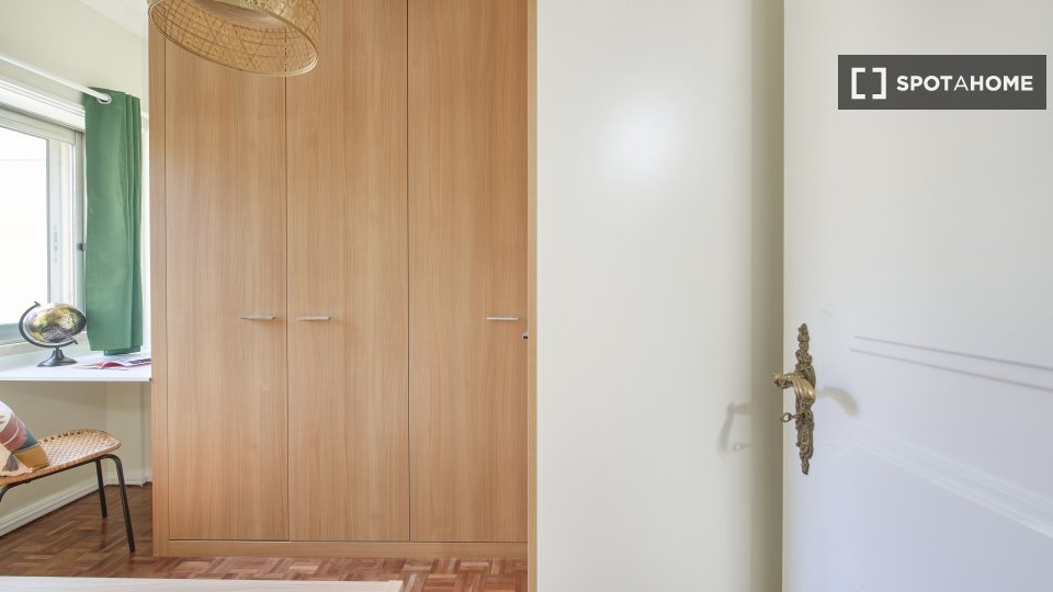 Double room Lisbon, 5 beds — photo 17