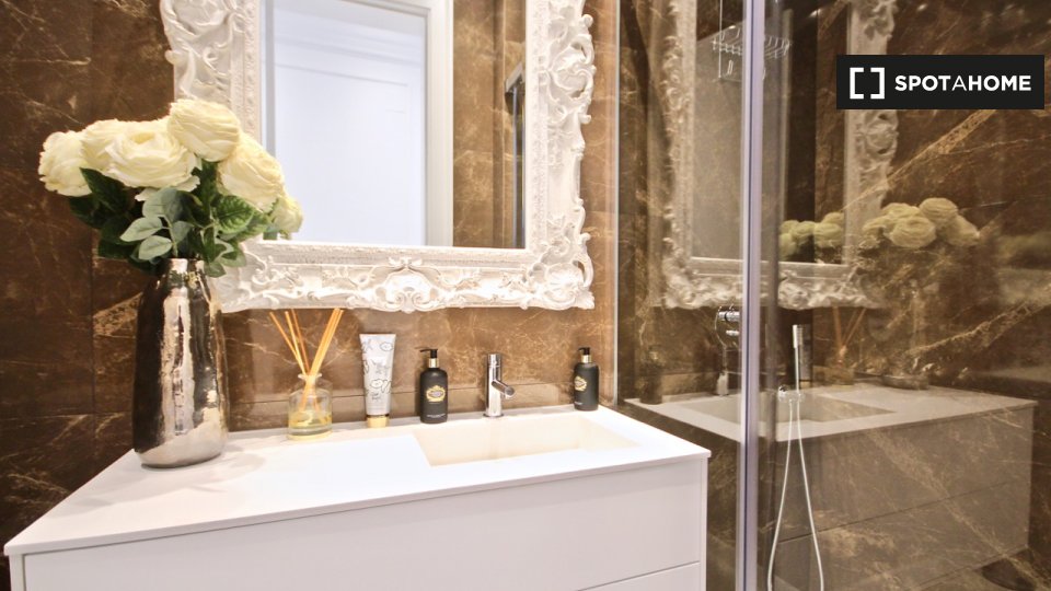 Apartment Lisbon, 2 beds, 70m² — photo 18