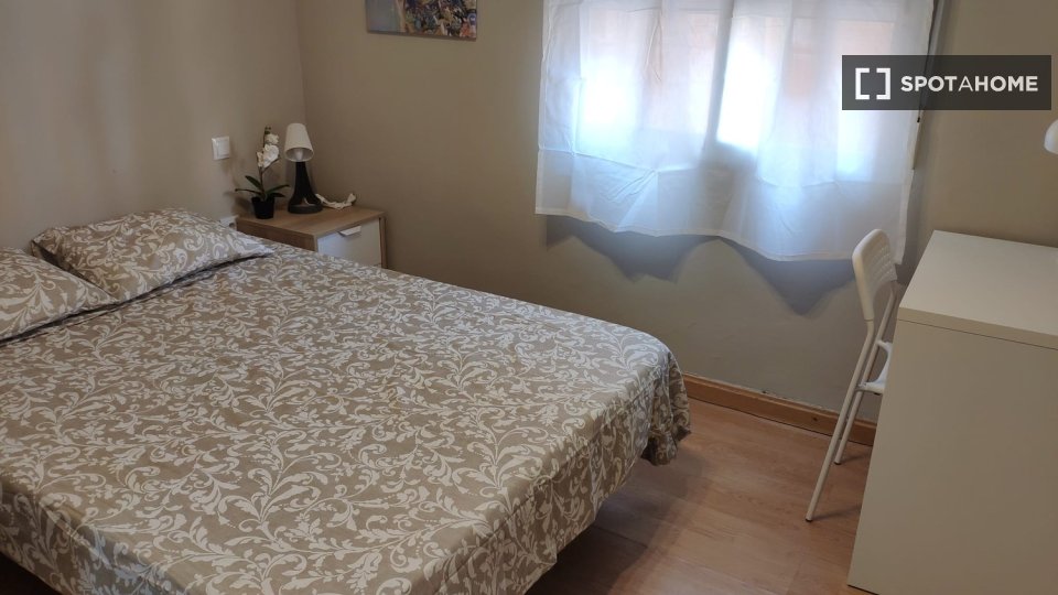 Double room Madrid, 3 beds — photo 18