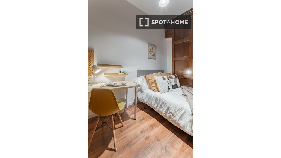 Double room Madrid, 10 beds, 173m² — photo 38