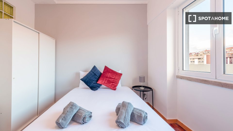 Double room Lisbon, 3 beds, 73m² — photo 12
