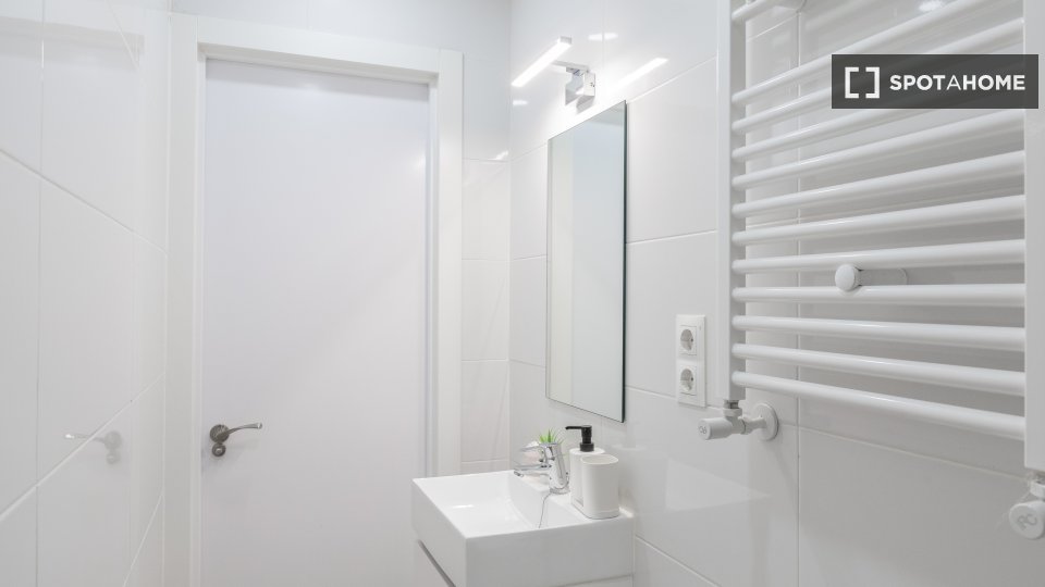 Double room Madrid, 5 beds — photo 17
