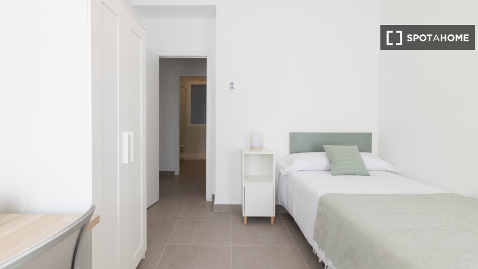 Double room Valencia, 1 bed, 150m² — photo 11