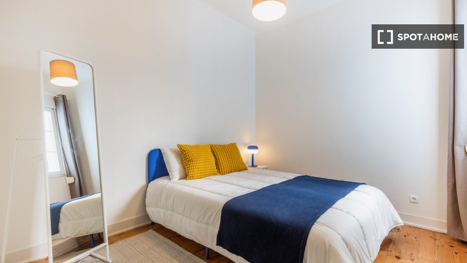 Double room Lisbon, 3 beds — photo 7