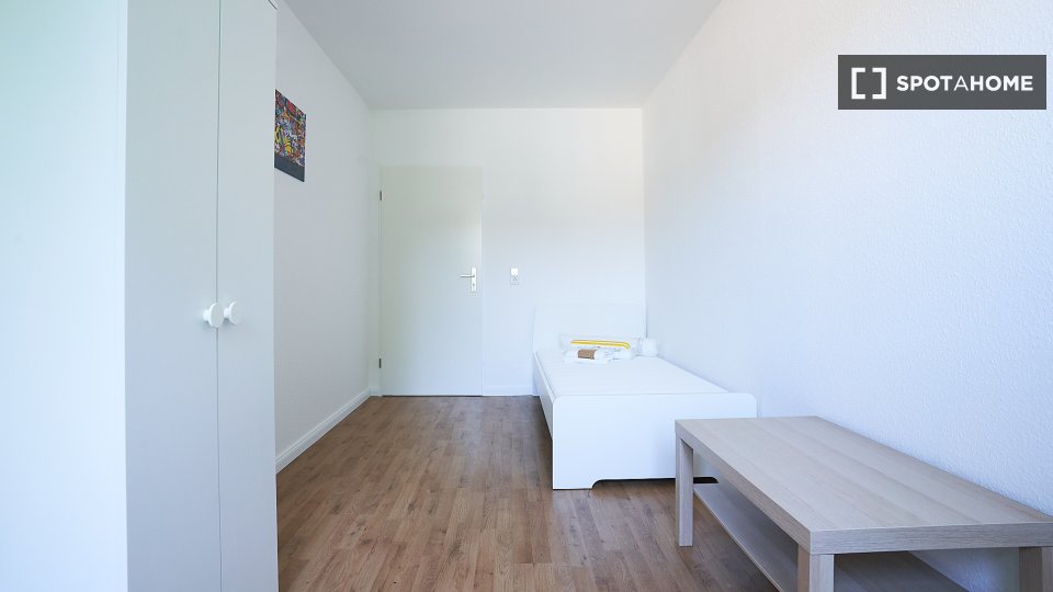 Double room Dusseldorf, 5 beds, 98m² — photo 3