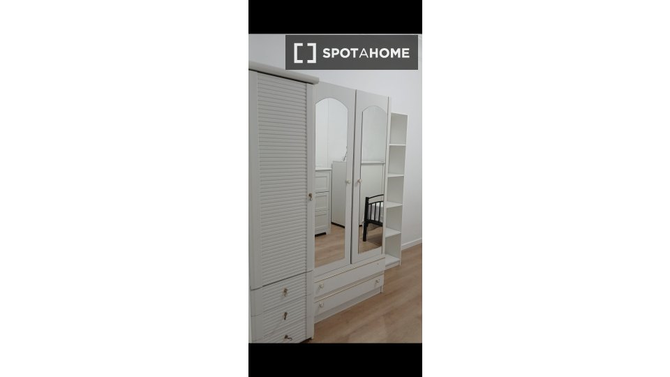 Double room Lisbon, 3 beds, 70m² — photo 4