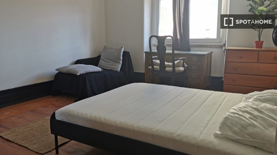 Double room Lisbon, 5 beds — photo 24