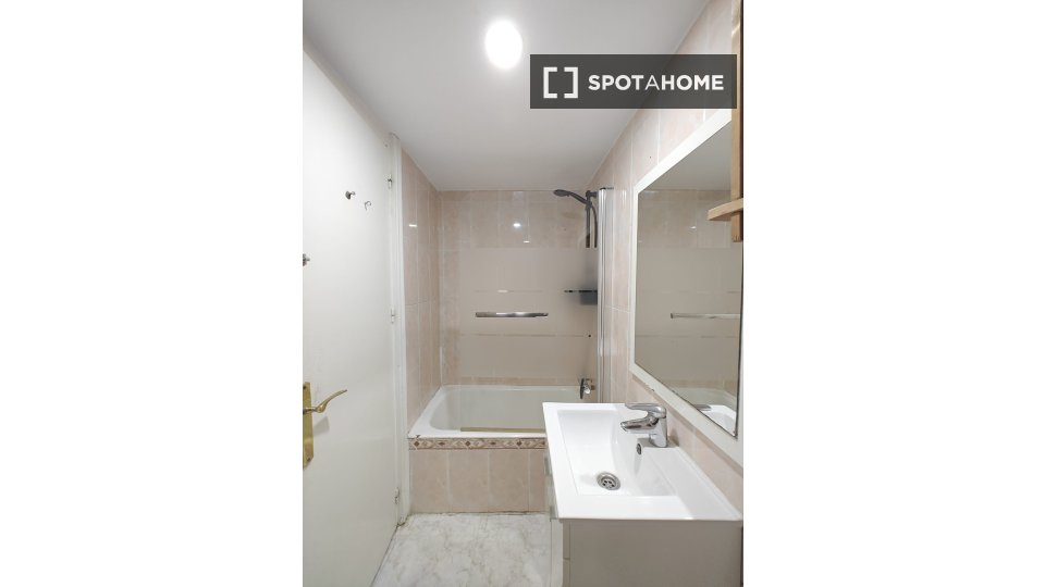 Apartment Bilbao, 3 beds, 65m² — photo 4