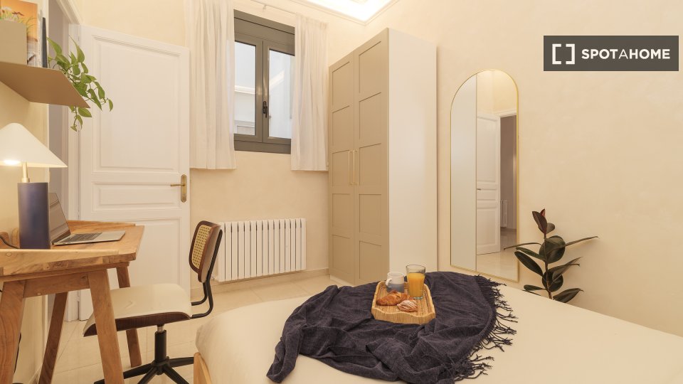 Double room Barcelona, 9 beds, 300m² — photo 9