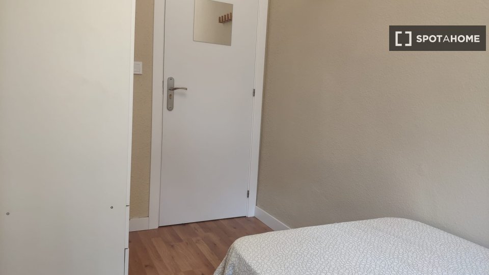 Stanza in appartamento con 6 camere da letto in affitto a Palomeras Bajas - en Madrid