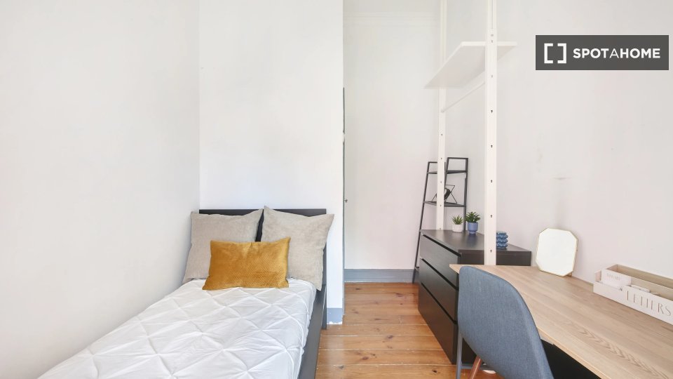 Double room Lisbon, 4 beds — photo 13
