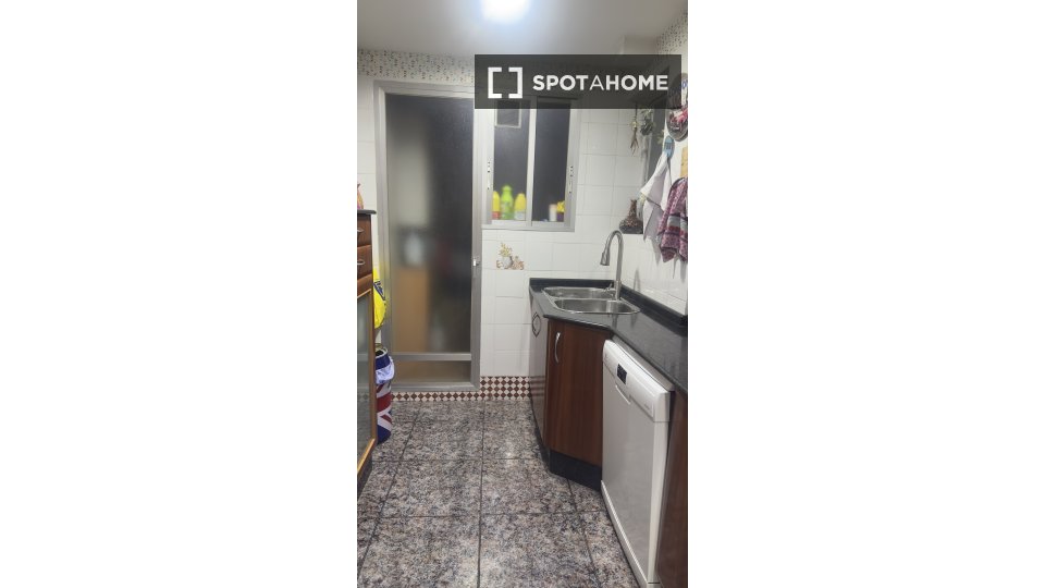 Double room Valencia, 2 beds, 100m² — photo 4